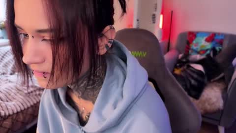   DianaBrite            fansl y online show from 12/05/25, 11:19