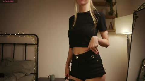 Snapshot of riri_kikki chatting on 04/12/26, 04:12 DARIA online show from 04/12/26, 04:12