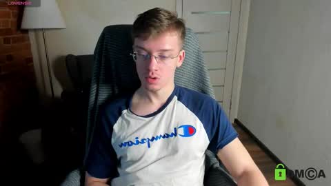 Snapshot of rishu_ chatting on 11/28/25, 10:51 VAnitas online show from 11/28/25, 10:51