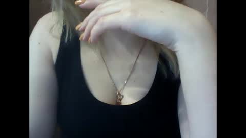 Snapshot of riveramaureen chatting on 02/13/25, 01:59 RiveraMaureen online show from 02/13/25, 01:59