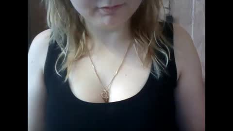 Snapshot of riveramaureen chatting on 02/16/25, 11:59 RiveraMaureen online show from 02/16/25, 11:59