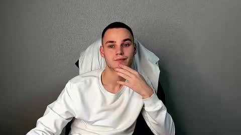 robert10211 online show from 12/01/25, 06:24