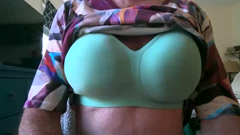 Snapshot of robert45556 chatting on 10/20/25, 07:03 robert online show from 10/20/25, 07:03