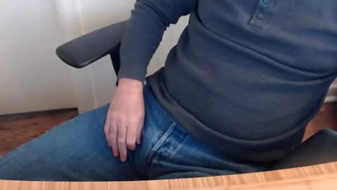 Snapshot of robidan6923 chatting on 11/17/25, 02:01 robidan6923 online show from 11/17/25, 02:01