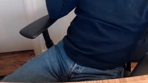 Snapshot of robidan6923 chatting on 12/01/25, 02:00 robidan6923 online show from 12/01/25, 02:00