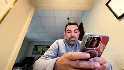 Snapshot of roblatino12 chatting on 11/17/25, 04:13 roblatino12 online show from 11/17/25, 04:13