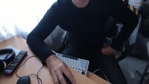 Snapshot of rokettttt chatting on 11/22/25, 09:30 rokettttt online show from 11/22/25, 09:30