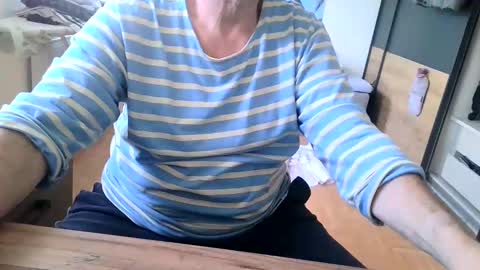 Snapshot of rolandloser1000 chatting on 12/15/24, 09:35 rolandloser1000 online show from 12/15/24, 09:35