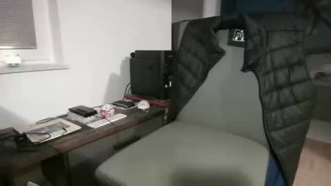 Snapshot of rolandloser1000 chatting on 10/18/25, 05:46 rolandloser1000 online show from 10/18/25, 05:46