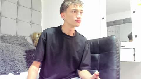 Snapshot of rolito18_ chatting on 12/31/24, 01:08 twink juli online show from 12/31/24, 01:08