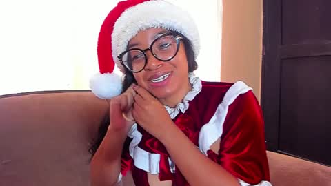 Snapshot of romantic_stargirl chatting on 12/24/24, 12:44 Is A Belle online show from 12/24/24, 12:44