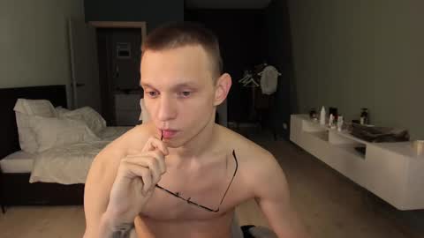 Snapshot of romeo_mercy chatting on 02/28/25, 01:15 Romeo online show from 02/28/25, 01:15