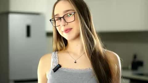 Veronica online show from 11/19/25, 12:05