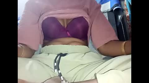 Snapshot of roop_sexy642 chatting on 04/17/26, 06:27 roop_sexy642 online show from 04/17/26, 06:27