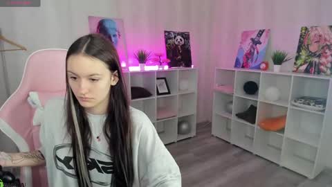 Snapshot of rosa_vaughn chatting on 05/17/26, 12:52 Viola online show from 05/17/26, 12:52