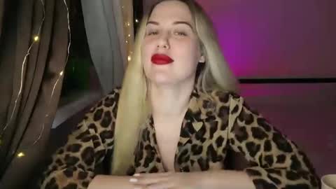 Snapshot of rosaliiiiii chatting on 11/28/25, 05:37 Rosali online show from 11/28/25, 05:37