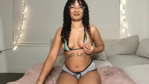 Snapshot of rosalinatoosexy chatting on 04/29/26, 04:49 Rosalina online show from 04/29/26, 04:49