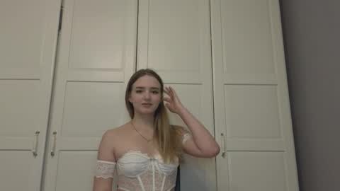 Snapshot of rose_quartz007 chatting on 12/16/25, 05:18 Luna online show from 12/16/25, 05:18