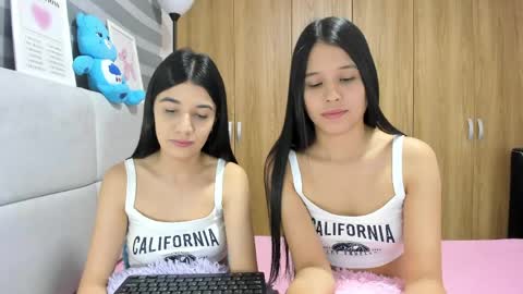 Snapshot of roseandmiah chatting on 05/05/26, 02:41 Rose y Miah online show from 05/05/26, 02:41