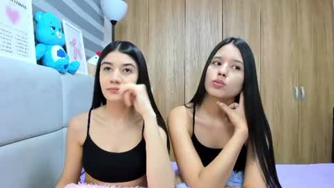 Snapshot of roseandmiah chatting on 06/16/26, 02:25 Rose y Miah online show from 06/16/26, 02:25