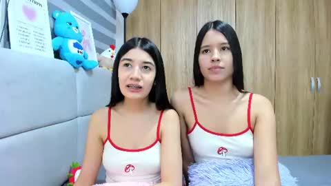 Snapshot of roseandmiah chatting on 06/19/26, 03:11 Rose y Miah online show from 06/19/26, 03:11
