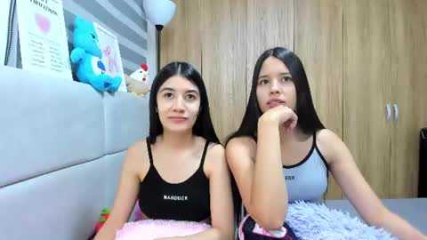 Snapshot of roseandmiah chatting on 06/21/26, 05:54 Rose y Miah online show from 06/21/26, 05:54