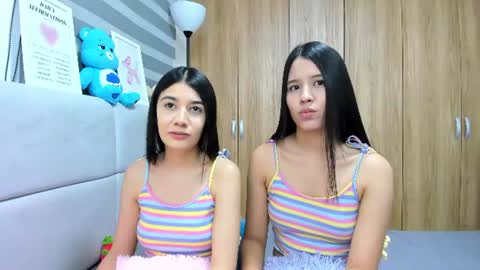 Snapshot of roseandmiah chatting on 06/23/26, 03:59 Rose y Miah online show from 06/23/26, 03:59