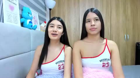 Snapshot of roseandmiah chatting on 06/25/26, 04:34 Rose y Miah online show from 06/25/26, 04:34