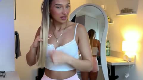 Snapshot of rosebella_ chatting on 03/26/26, 07:47 Bella online show from 03/26/26, 07:47