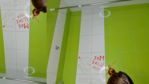 Snapshot of roseblanche2k chatting on 02/28/25, 02:42 Florin online show from 02/28/25, 02:42