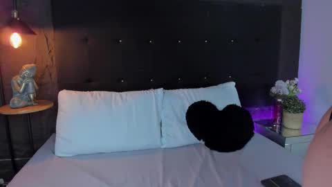 Snapshot of roseblossom_ chatting on 11/25/25, 04:56 Rose online show from 11/25/25, 04:56