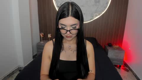 Snapshot of rosecassie chatting on 04/01/26, 01:41 Rose online show from 04/01/26, 01:41