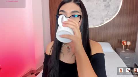 Snapshot of rosecassie chatting on 04/08/26, 02:06 Rose online show from 04/08/26, 02:06