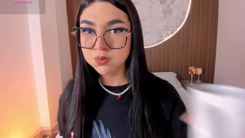 Snapshot of rosecassie chatting on 04/11/26, 03:16 Rose online show from 04/11/26, 03:16