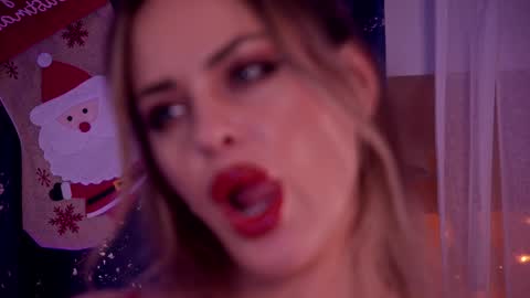 Snapshot of roseevansx chatting on 12/22/24, 10:47 Sonia online show from 12/22/24, 10:47