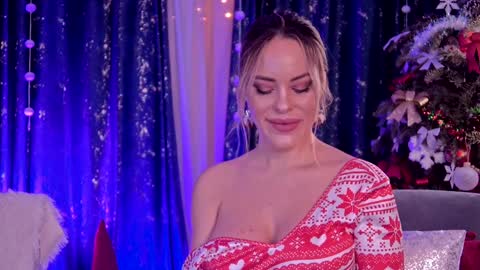 Snapshot of roseevansx chatting on 12/27/24, 04:21 Sonia online show from 12/27/24, 04:21