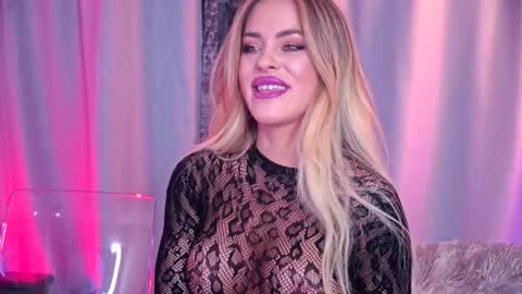 Snapshot of roseevansx chatting on 12/05/25, 06:37 Sonia online show from 12/05/25, 06:37