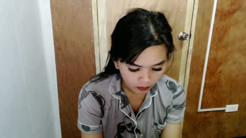 Snapshot of rosella_xx chatting on 06/15/26, 06:48 TONETH online show from 06/15/26, 06:48