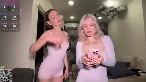 Snapshot of roselunes chatting on 03/24/26, 06:35 Sophie and Sarah online show from 03/24/26, 06:35