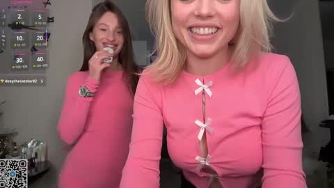 Snapshot of roselunes chatting on 04/17/26, 07:28 Sophie and Sarah online show from 04/17/26, 07:28