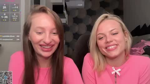 Snapshot of roselunes chatting on 04/18/26, 07:58 Sophie and Sarah online show from 04/18/26, 07:58