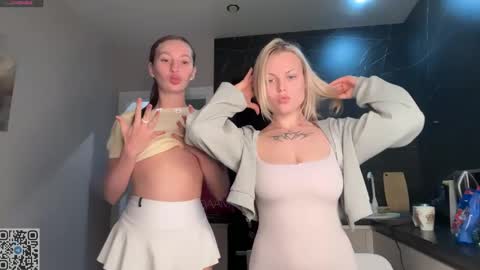 Snapshot of roselunes chatting on 04/26/26, 07:11 Sophie and Sarah online show from 04/26/26, 07:11