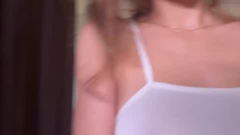 Snapshot of roselyn_rose chatting on 06/13/26, 04:27 Roselyn online show from 06/13/26, 04:27