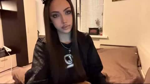 Mimi online show from 11/28/25, 01:58