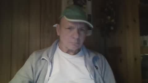 Snapshot of roses2u1958 chatting on 02/02/25, 04:15 roses2u1958 online show from 02/02/25, 04:15