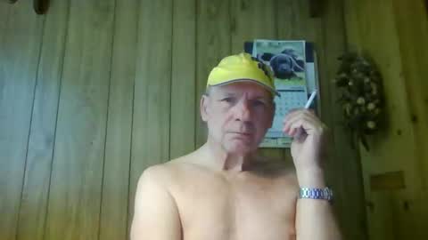 Snapshot of roses2u1958 chatting on 04/25/26, 07:33 roses2u1958 online show from 04/25/26, 07:33