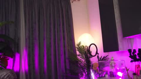 Snapshot of roshen_amira chatting on 01/22/25, 11:32 Amii online show from 01/22/25, 11:32