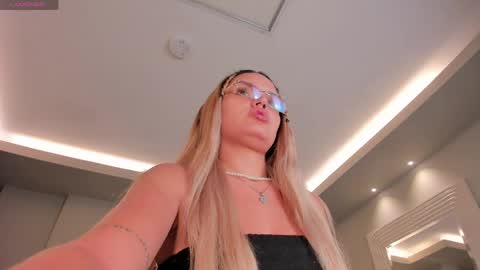 Snapshot of rossirivers chatting on 04/09/26, 11:48 Rossie Rivers online show from 04/09/26, 11:48