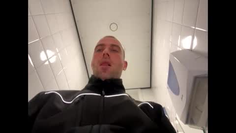 Snapshot of rotteei1 chatting on 10/10/25, 09:30 rotteei1 online show from 10/10/25, 09:30