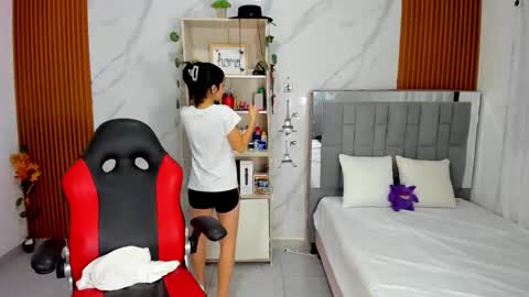 Snapshot of roussescoot chatting on 11/19/25, 02:22 roussescoot online show from 11/19/25, 02:22